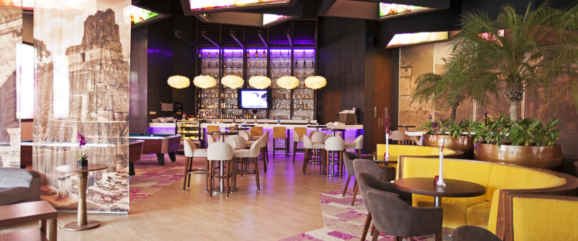 Sandos Playacar Avenue Bar